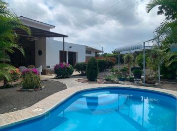 Casa · 224m² · 4 Habitaciones · 2 Estacionamientos · Se Vende Casa con Piscina en Montecristi Golf Club