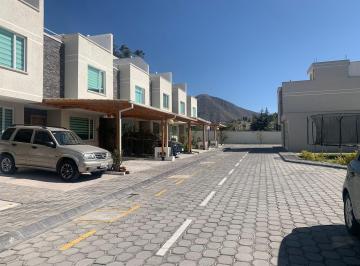 Casa · 120m² · 3 Habitaciones · 2 Estacionamientos · Mitad del Mundo Venta Casa en Dos Plantas, Dentro Urbanizacion, y Esta Dentro de un Conjunto