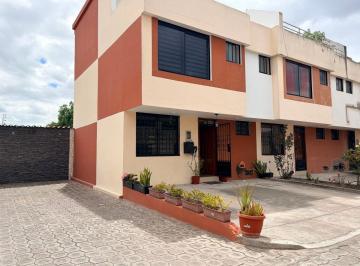 Casa de 4 habitaciones, Quito · Casa de Venta en Calderon