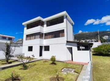 Casa de 4 habitaciones, Quito · Casa con Amplio Terreno en Venta en La Occidental