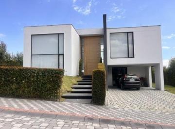 Casa · 300m² · 3 Habitaciones · 4 Estacionamientos · Casa de Lujo de Alquiler en Urbanización en Puembo Vía Arrayanes