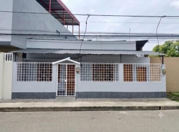 Casa de 3 habitaciones, Milagro · Casa de Venta en El Centro de Milagro de 2 Departamentos Independientes