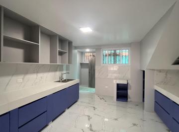 Cocina abierta amplia moderna · Departamento en Venta en Urdesa Central Elimo