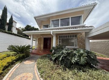 Fachada · Casa Familiar en Renta – Cumbayá | 3 Hab + Jardín Privado