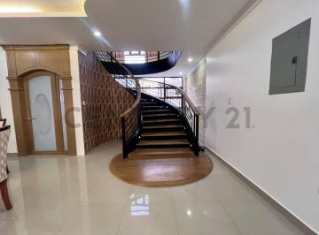 Casa · 400m² · 5 Habitaciones · 4 Estacionamientos · Lujo y Comfort