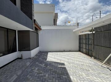 Casa · 220ha · 4 Habitaciones · 2 Estacionamientos · Venta Casa de 4 Dorm. con Baño a Estrenar Mitad del Mundo
