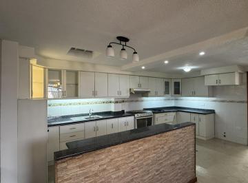 Casa · 217m² · 2 Estacionamientos · Venta Casa de 4 Dorm. Sector Norte de Quito