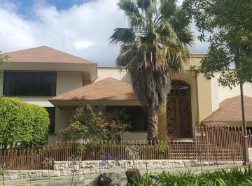 Casa · 1070m² · 4 Habitaciones · 7 Estacionamientos · Venta Casa de Lujo 4 Dorm. Urb. Exclusiva Sector Rancho San Francisco