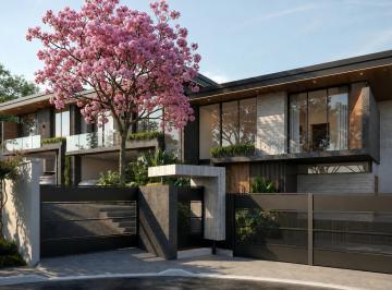 Casa · 210m² · 3 Habitaciones · 2 Estacionamientos · Venta Casa de Lujo de 3 Dorm. en La Urbanización El Condado - Quito
