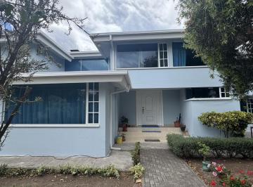 Casa · 434m² · 4 Habitaciones · 7 Estacionamientos · Venta Amplia Casa Rentera de 434 m² con Terreno de 1600 m² en Pifo - Quito