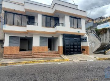 Casa · 323m² · 5 Habitaciones · 1 Estacionamiento · Casa Rentera con Locales Comerciales en Venta Al Sur de Quito Sector Santa Barbara