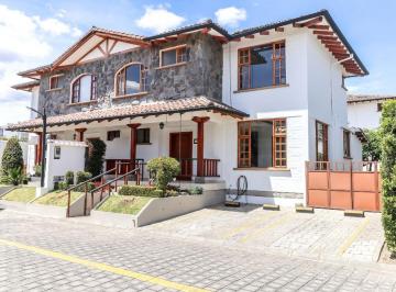 Casa de 4 habitaciones, Quito · Casa de Venta Estilo Rústico en Tumbaco