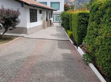 Casa de 5 habitaciones, Ibarra · Propiedad en Ibarra con 2 Casas