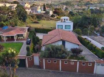 Casa de 5 habitaciones, Ibarra · Propiedad en Ibarra con 2 Casas