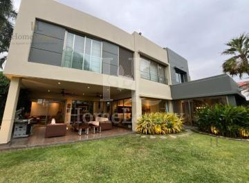 Casa · 423m² · 5 Habitaciones · 4 Estacionamientos · Venta de Casa Familiar con 5 Habitaciones y 4 Garajes en Vía a La Costa Gc