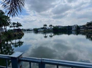 Casa de 4 habitaciones, Guayaquil · Casa en Alquiler con Vista Al Lago - Urb. La Laguna
