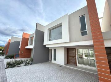 Casa · 150m² · 3 Habitaciones · 2 Estacionamientos · Puembo 157.54 m² en Venta Casa Dos Plantas 3 Habitaciones con Jardin y Pergola
