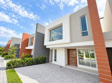 Casa · 150m² · 3 Habitaciones · 2 Estacionamientos · Puembo 157.54 m² en Venta Casa Dos Plantas 3 Habitaciones con Jardin y Pergola