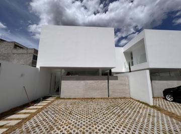 Casa · 178m² · 4 Habitaciones · 2 Estacionamientos · Casa en Pomasqui