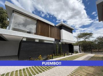 Casa de 3 habitaciones, Quito · Hermosa Casa Moderna de Venta en Urbanización Privada Puembo! a Estrenar!