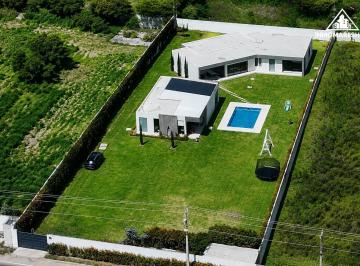 Quinta vacacional · 362m² · 4 Habitaciones · 10 Estacionamientos · Quinta en Venta en Guayllabamba con Piscina y Acabados de Lujo