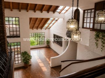 Casa · 1000m² · 7 Habitaciones · 2 Estacionamientos · Propiedad Comercial en El Triángulo Ideal Para Restaurante, Spa, Consultorios o Eventos