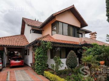 Casa · 600m² · 4 Habitaciones · 6 Estacionamientos · Venta de Casa de Lujo en San Gabriel a Pocos Minutos del Supermaxi