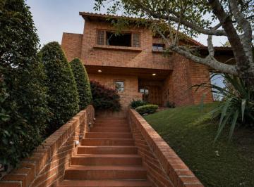 Casa de 3 habitaciones, Quito · Casa Rústica en Renta en Cumbayá | Amplios Jardines, Vista y Seguridad