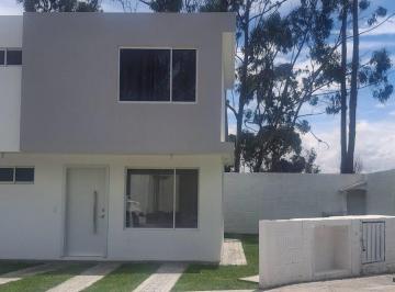 Casa · 86m² · 3 Habitaciones · 2 Estacionamientos · Casa en Mitad del Mundo