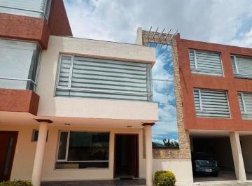 Casa · 305m² · 4 Habitaciones · 1 Estacionamiento · Casa en Venta Pusuqui