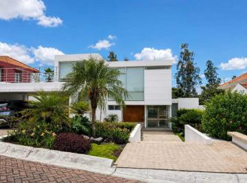 Casa · 398m² · 3 Habitaciones · 4 Estacionamientos · Casa con 700 m² en Cumbaya Cerca del Rancho San Francisco en Venta