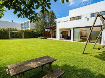 Casa · 568m² · 4 Habitaciones · 4 Estacionamientos · Exclusiva Casa Semi Amoblada en Renta Cumbaya Jardines de Santa Inés