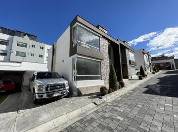 Casa · 217m² · 3 Habitaciones · 2 Estacionamientos · Casa de Venta por Estrenar en Nayón