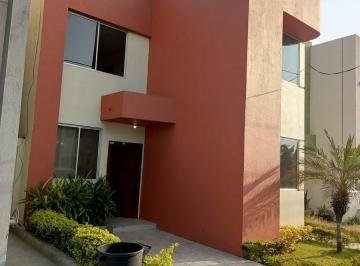 Casa · 120m² · 3 Habitaciones · 1 Estacionamiento · Casa en Alquiler en Urbanización Castilla