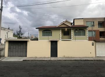 Casa · 310m² · 3 Habitaciones · 3 Estacionamientos · Vendo Casa de Dos Pisos a Excelente Precio en Urb. San Gregorio (Pusiquí)