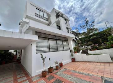 Casa · 389m² · 6 Habitaciones · 3 Estacionamientos · Casa de Venta Sector Batan Alto