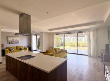 Casa de 3 habitaciones, Quito · Casa en Venta en Cumbayá | Jardín Privado