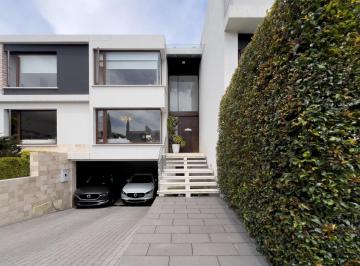 Casa · 358m² · 3 Habitaciones · 4 Estacionamientos · Moderna Casa de Venta Ubicada Dentro de Conjunto, Dentro de La Urbanización La Viña