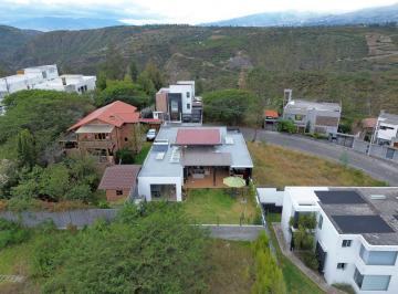 Casa · 256m² · 3 Habitaciones · 2 Estacionamientos · Casa de Venta Ubicada Dentro de Urbanización en Nayón. Una Sola Planta