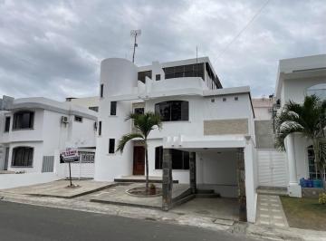 Casa · 270m² · 3 Habitaciones · 2 Estacionamientos · Casa en Manta Beach
