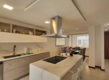 Casa · 195m² · 2 Habitaciones · 2 Estacionamientos · Casa en Tumbaco