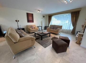 Casa · 414ha · 3 Habitaciones · 3 Estacionamientos · Venta Amplia Casa 3 Dorm. en La Urbanización El Condado - Quito