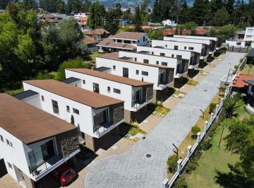 Casa · 146m² · 4 Habitaciones · 2 Estacionamientos · Casas en Pre Venta en Sangolquí. a Pocos Mitunos del Centro Comercial San Luis