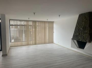 Casa de 4 habitaciones, Quito · Arriendo Casa, Sector El Batan, 300 m, 1.500 Dólares.