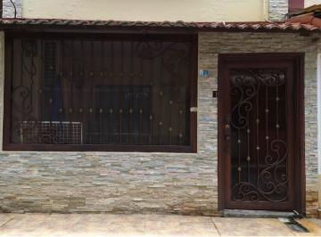 Casa · 199m² · 3 Habitaciones · 1 Estacionamiento · Casa en Venta Floresta 3 Sans