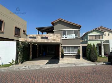 Casa · 220m² · 3 Habitaciones · 2 Estacionamientos · Casa en Venta con Jacuzzi en Ciudad Celeste m. N.