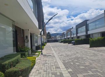Casa de 3 habitaciones, Quito · Casa de Estreno Moderna, con Jardin, en Tumbaco, Sector Ventura