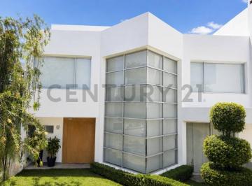 Casa · 357m² · 3 Habitaciones · 2 Estacionamientos · Se Renta Casa de 3 Dorm. con Jardín en La Primavera