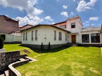 Casa · 945m² · 12 Habitaciones · 4 Estacionamientos · Casa Grande Remodelada en Venta con Amplio Patio, 9 Suites y 4 Parqueaderos
