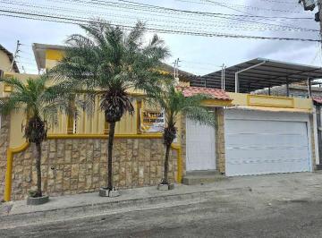 Casa · 200m² · 4 Habitaciones · 3 Estacionamientos · Vendo Casa Urb. La Campiña, Una Panta, con Piscina
